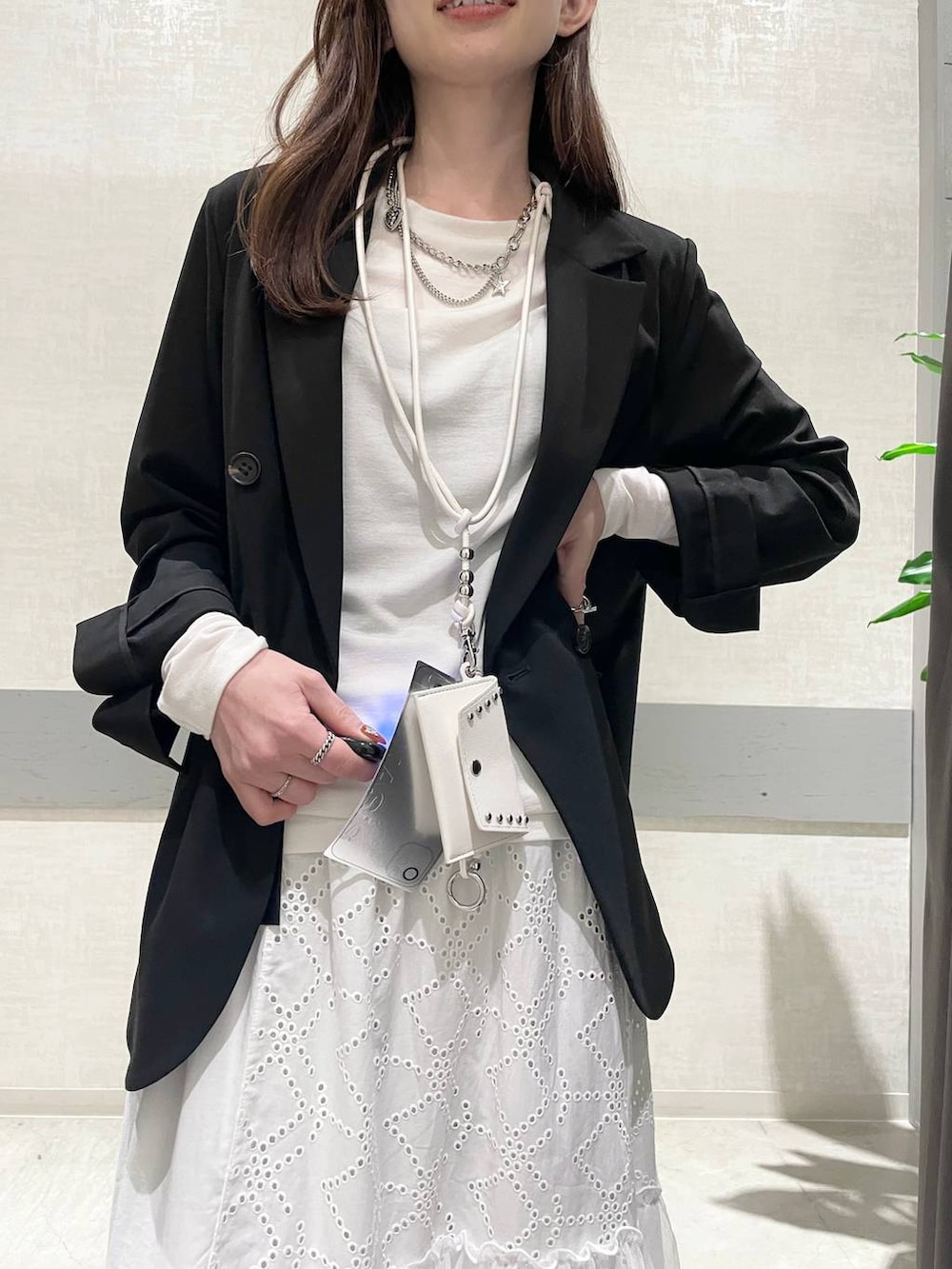 ホワイト系のTシャツ/カットソー、ブラック系のテーラードジャケット、ブラック系のローファーを着用したレディースの冬コーディネートの6枚目の写真