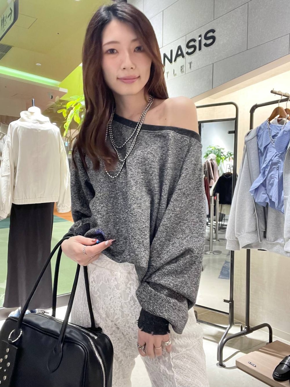 ブラック系のスウェット、ブラック系のボストンバッグ、ブラック系のローファーを着用したレディースの春コーディネートの6枚目の写真