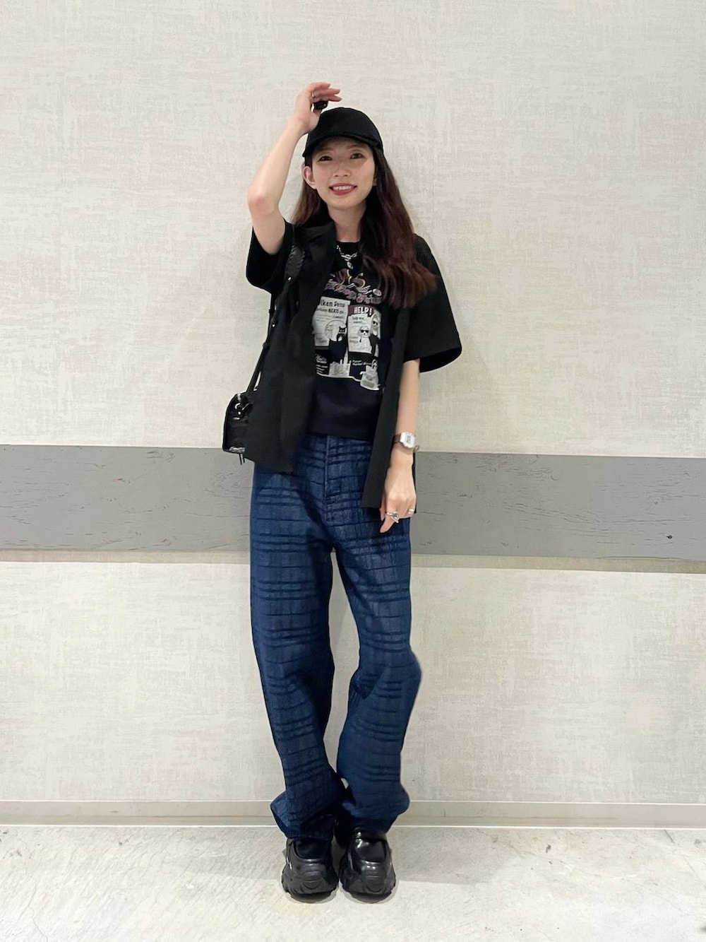 ブルー系のデニムパンツ、ブラック系のTシャツ/カットソー、ブラック系のローファーを着用したレディースの夏コーディネートの6枚目の写真