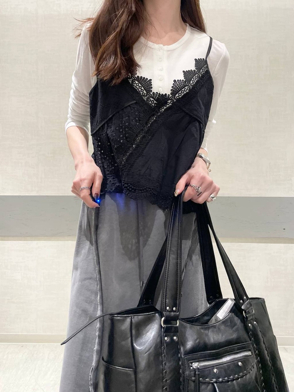 ホワイト系のTシャツ/カットソー、シルバー系のスニーカー、ブラック系のトートバッグを着用したレディースの春コーディネートの3枚目の写真