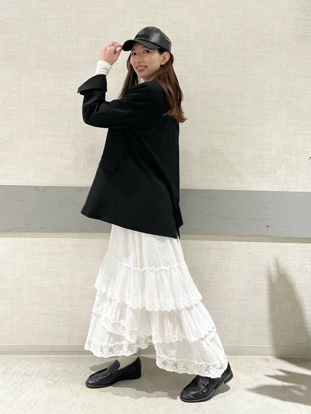 ホワイト系のTシャツ/カットソー、ブラック系のテーラードジャケット、ブラック系のローファーを着用したレディースの冬コーディネートの3枚目の写真