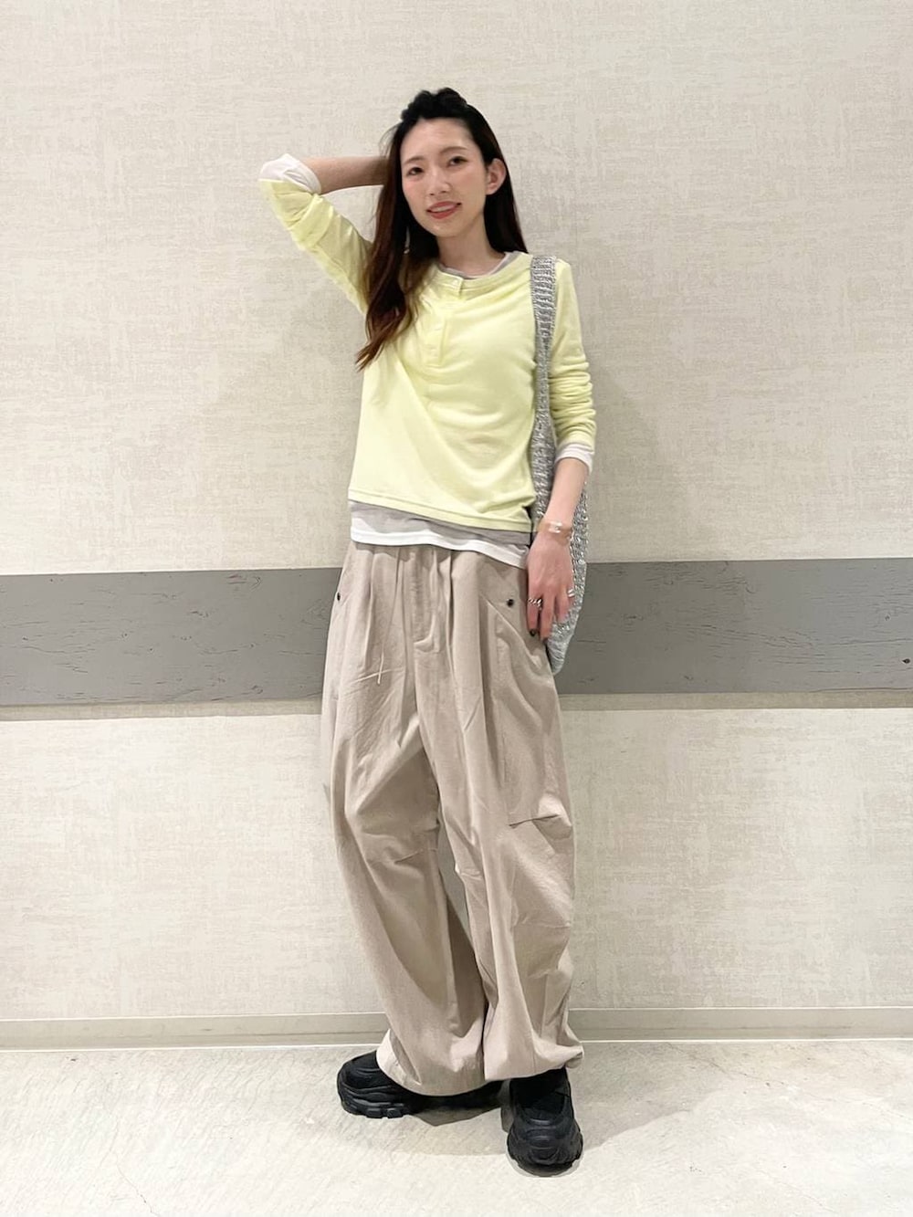 ブラック系のローファー、シルバー系のショルダーバッグ、ベージュ系のその他パンツを着用したレディースの春コーディネートの2枚目の写真