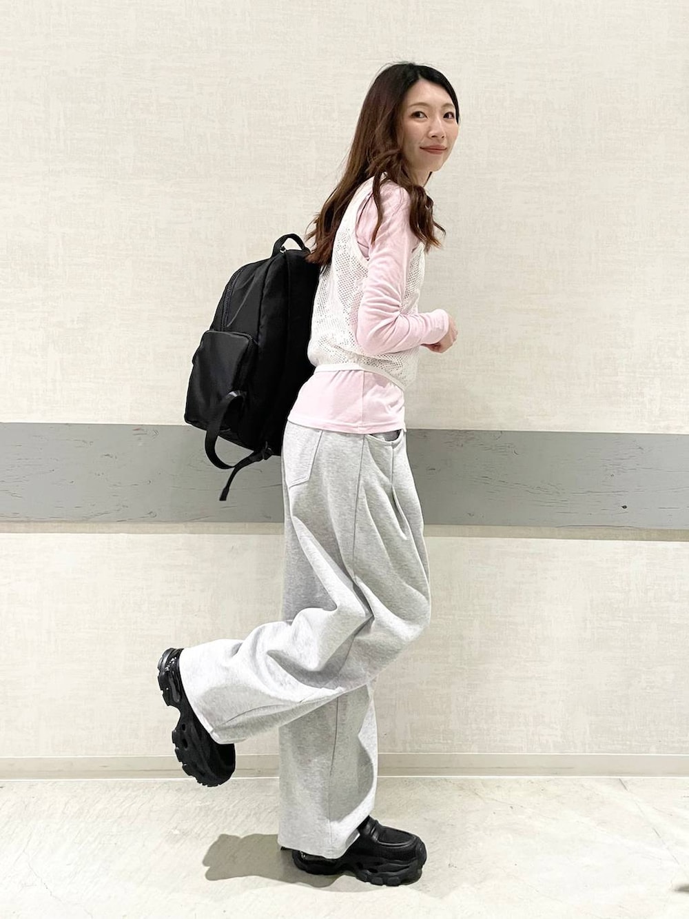 ホワイト系のTシャツ/カットソー、ブラック系のローファー、ブラック系のバックパック/リュックを着用したレディースの春コーディネートの3枚目の写真