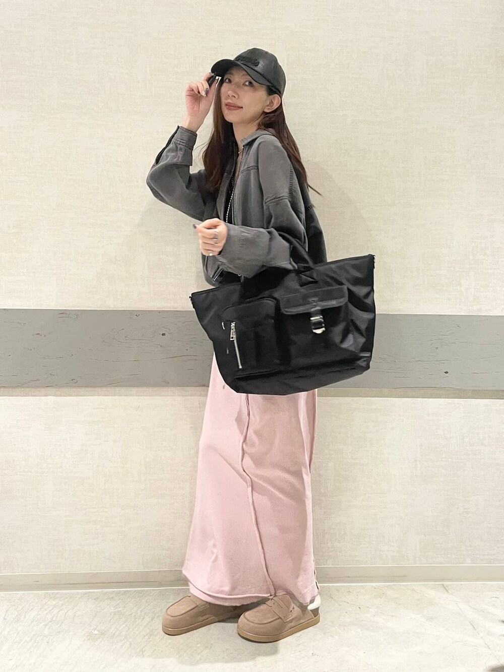 ブラック系のトートバッグ、ベージュ系のローファー、ブラック系のブルゾンを着用したレディースの春コーディネートの3枚目の写真