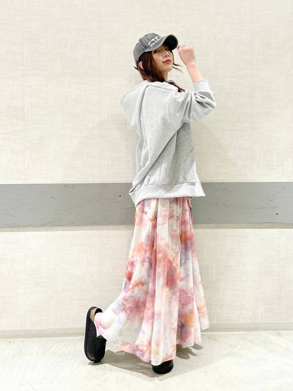 ブラック系のローファー、グレー系のパーカー、レッド系のスカートを着用したレディースの春コーディネートの3枚目の写真