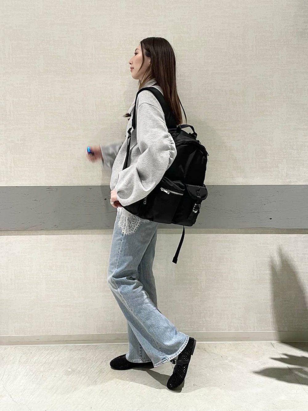 ブラック系のパンプス、ホワイト系のTシャツ/カットソー、ブラック系のバックパック/リュックを着用したレディースの冬コーディネートの3枚目の写真