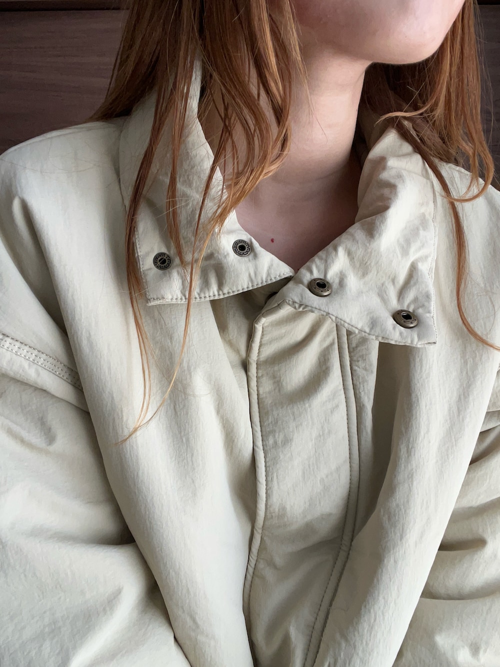 ベージュ系のブルゾンを着用したレディースの冬コーディネートの2枚目の写真