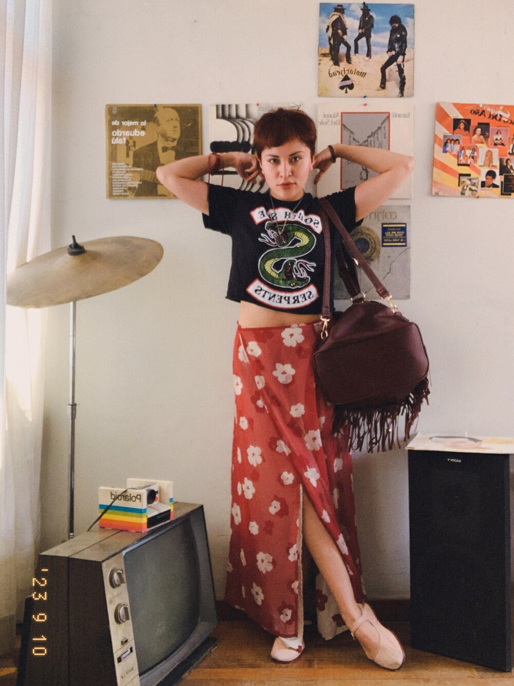 ベージュ系のスカートを着用したレディースの秋コーディネートの2枚目の写真