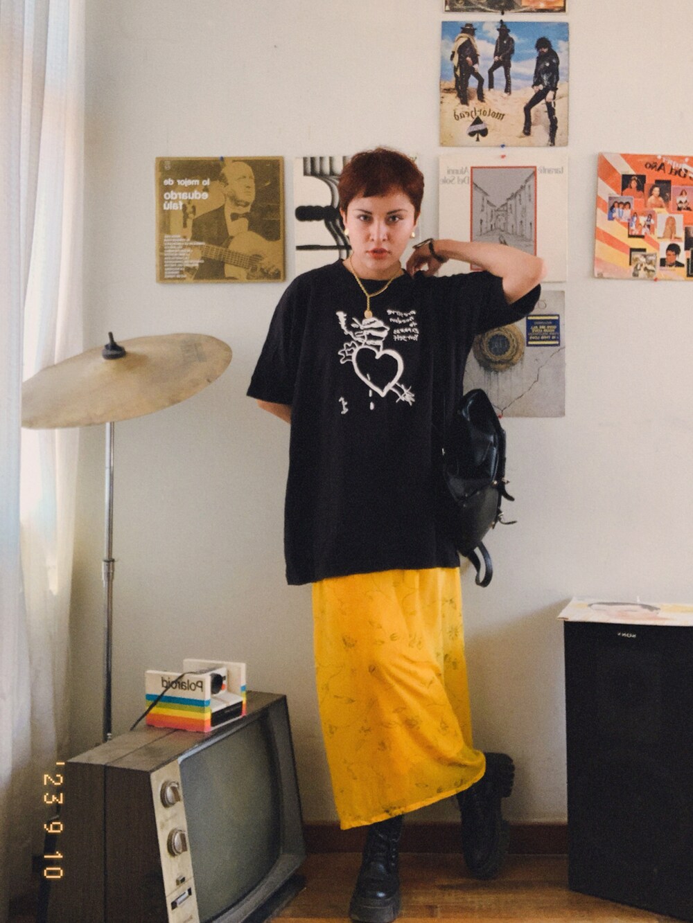 イエロー系のスカートを着用したレディースの秋コーディネートの2枚目の写真