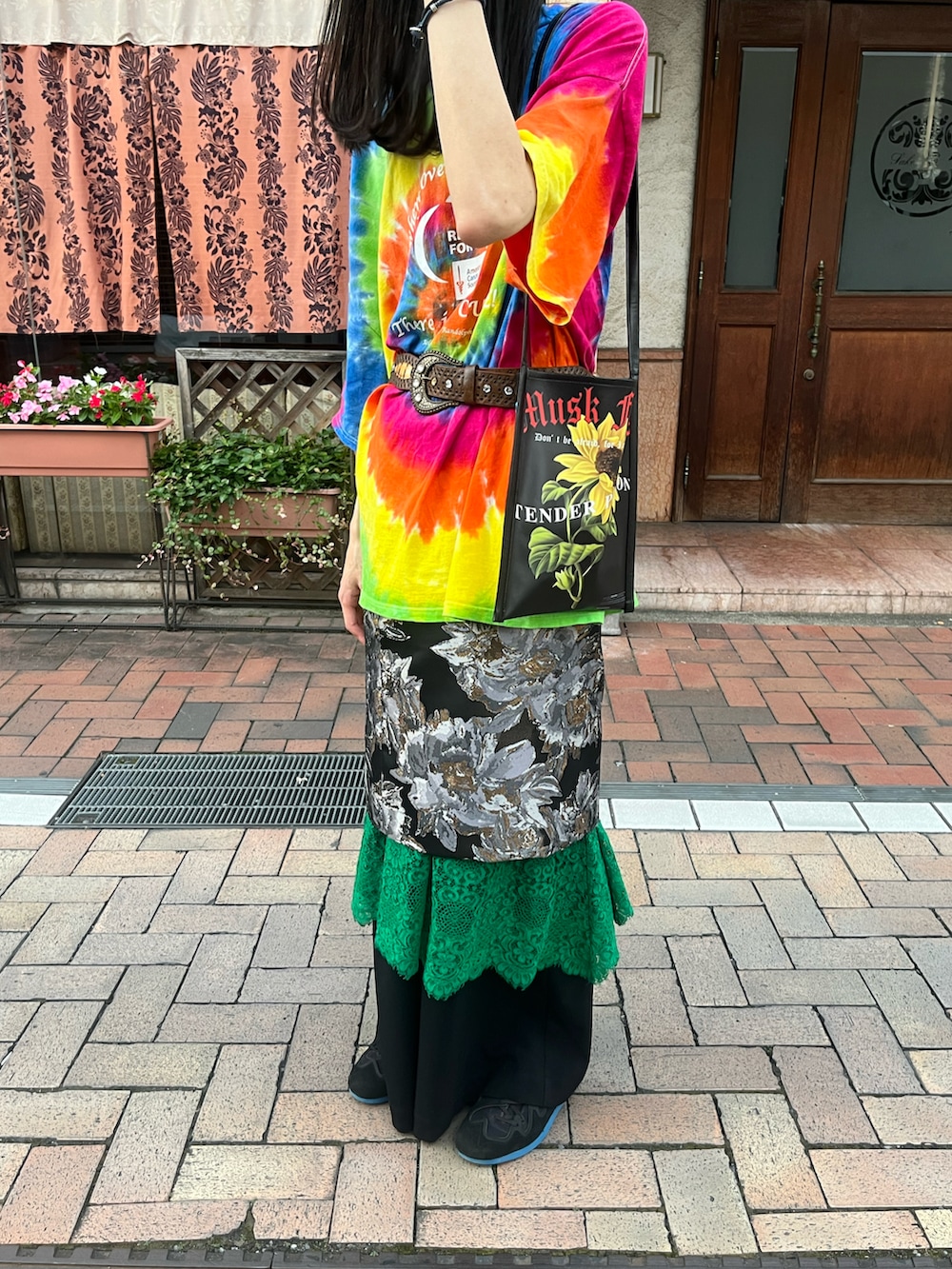 「used、vintage、古着MIX、古着、古着コーデ、モード、ワイドパンツ、スカート、レイヤード、レイヤードスタイル、fashion、おしゃれさんと繋がりたい、古着好きな人と繋がりたい、休日スタイル、ロン毛」｜「LAD MUSICIANのWOOL GABARDINE WIDE FLARE SLACKS（スラックス、ブラック系）」を使った、無添加さん（メンズ・182cm）の夏コーディネートの3枚目の写真