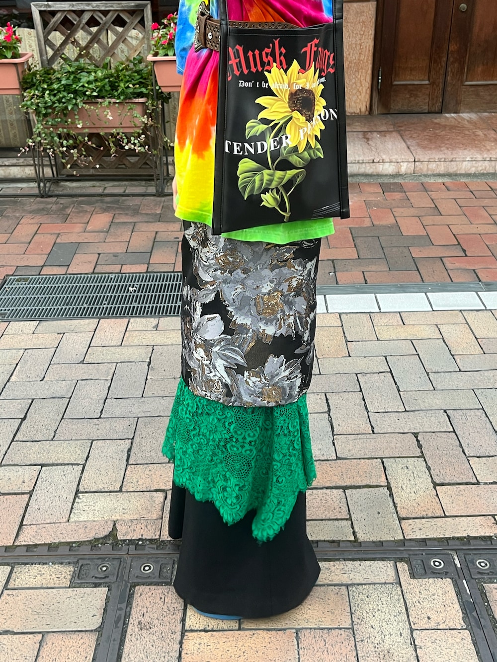 「used、vintage、古着MIX、古着、古着コーデ、モード、ワイドパンツ、スカート、レイヤード、レイヤードスタイル、fashion、おしゃれさんと繋がりたい、古着好きな人と繋がりたい、休日スタイル、ロン毛」｜「LAD MUSICIANのWOOL GABARDINE WIDE FLARE SLACKS（スラックス、ブラック系）」を使った、無添加さん（メンズ・182cm）の夏コーディネートの2枚目の写真