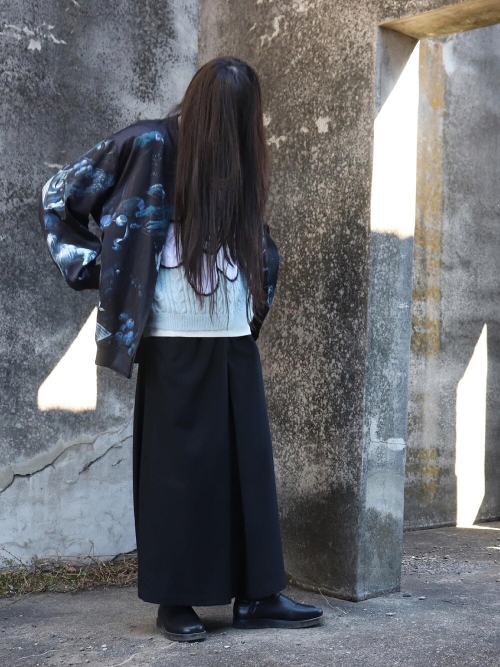 「LAD MUSICIAN、Utusiyo、私の推しブランド、おしゃれさんと繋がりたい、モード、モード系、ニット、ブルゾン、ワイドパンツ、革靴、黒、青、雰囲気」｜「LEPSIMのアイテム（パンツ、ブラック系）」を使った、無添加さん（メンズ・182cm）の冬コーディネートの2枚目の写真