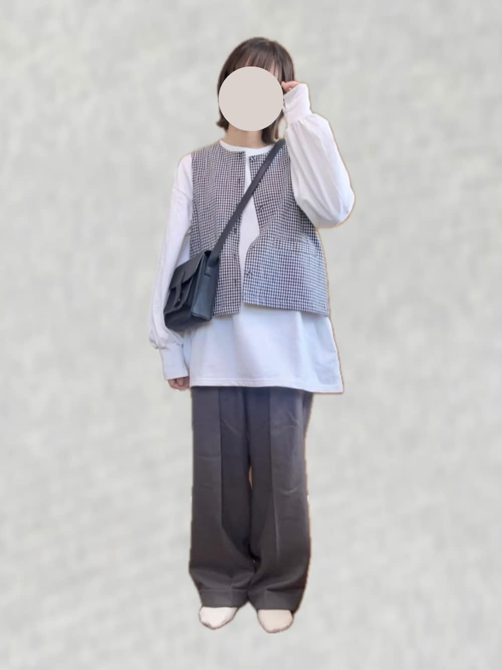 グレー系のその他パンツ、ブラック系のベスト、ホワイト系のTシャツ/カットソーを着用したレディースの春コーディネートの2枚目の写真