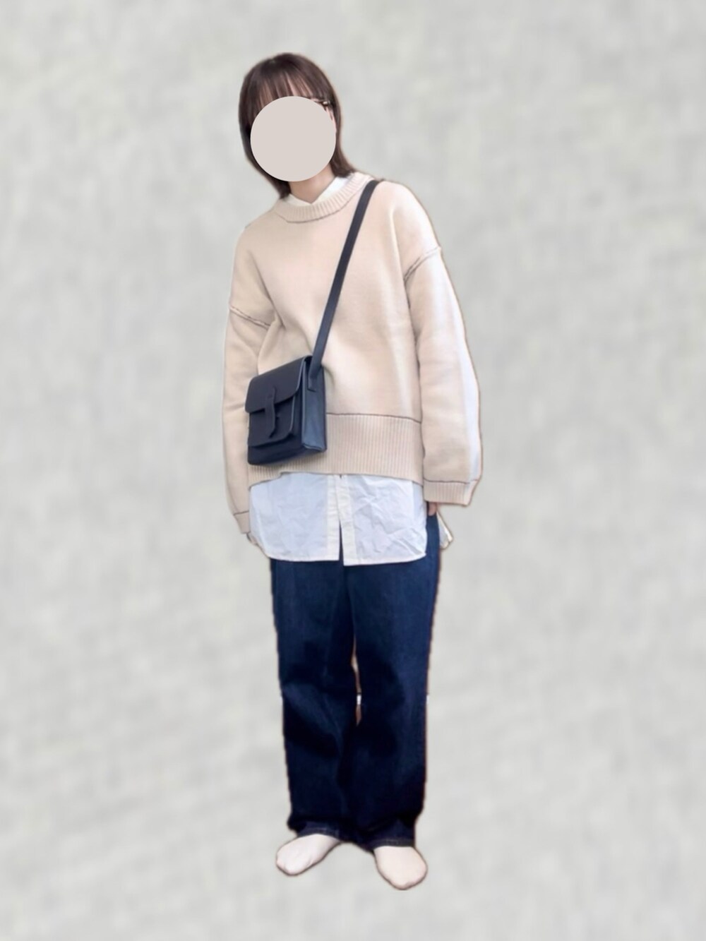 ベージュ系のニット/セーター、ブラック系のショルダーバッグ、ホワイト系のシャツ/ブラウスを着用したレディースの春コーディネートの2枚目の写真