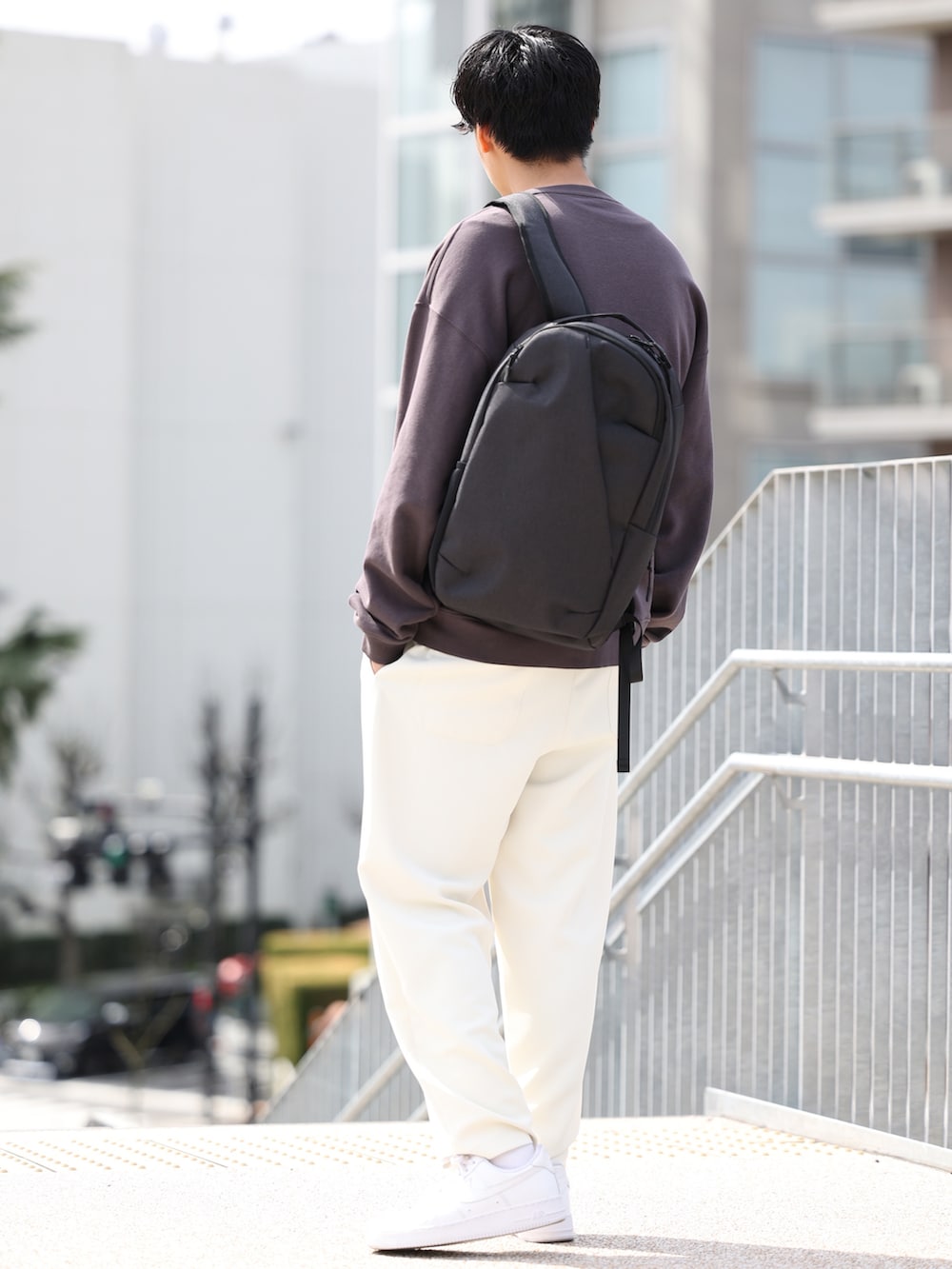 グレー系のスウェット、ホワイト系のその他パンツ、ホワイト系のスニーカーを着用したメンズの春コーディネートの2枚目の写真