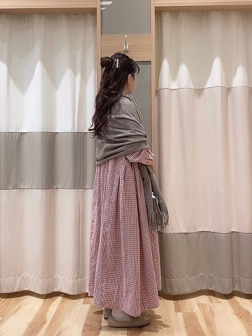 ホワイト系のニット/セーター、ピンク系のワンピース、ベージュ系のモカシン/デッキシューズを着用したレディースの冬コーディネートの2枚目の写真