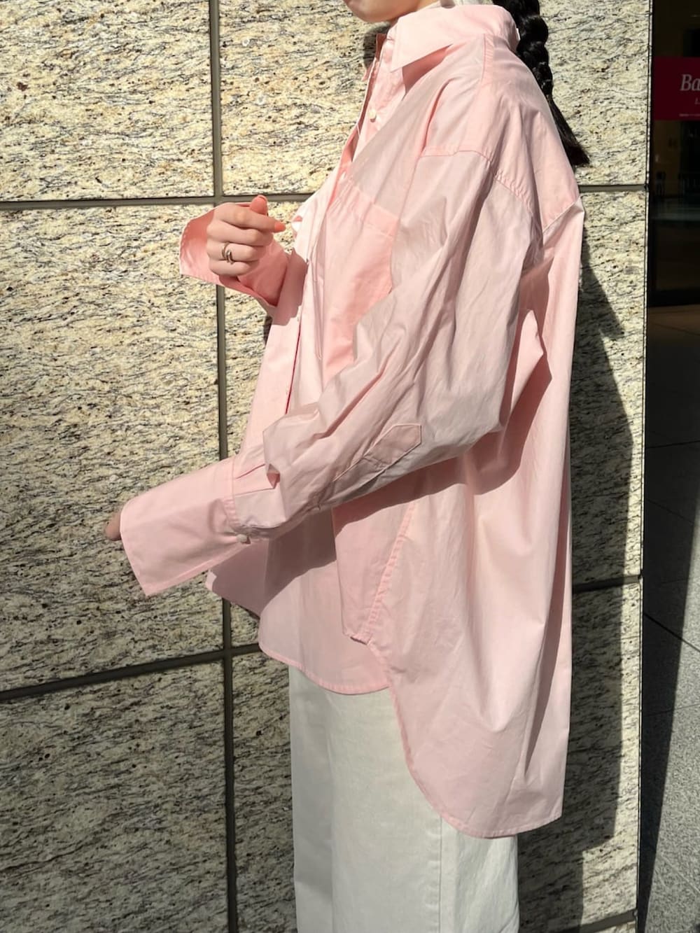 ピンク系のシャツ/ブラウス、ホワイト系のデニムパンツ、ブラウン系のブーツを着用したレディースの春コーディネートの4枚目の写真