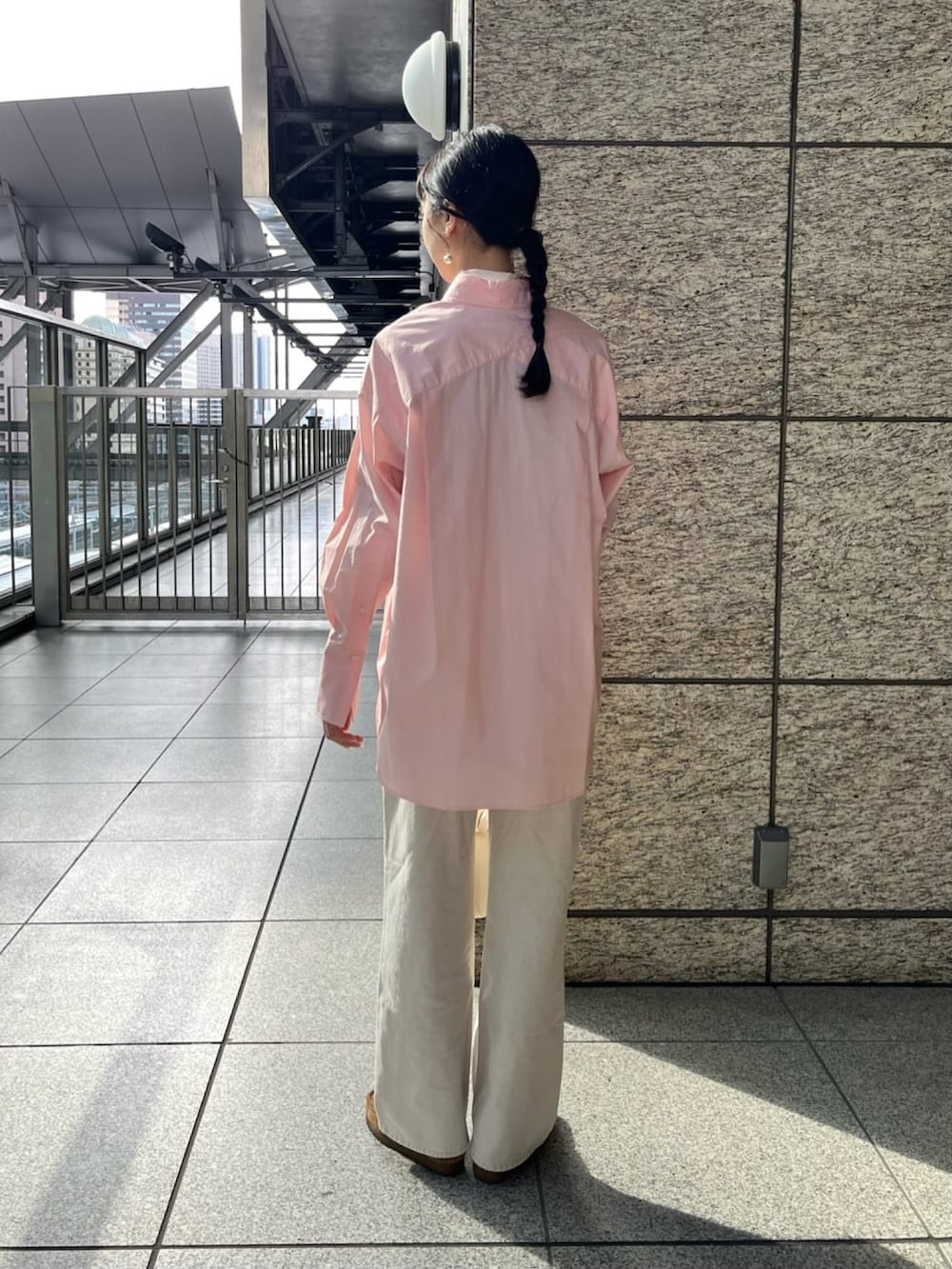 ピンク系のシャツ/ブラウス、ホワイト系のデニムパンツ、ブラウン系のブーツを着用したレディースの春コーディネートの3枚目の写真