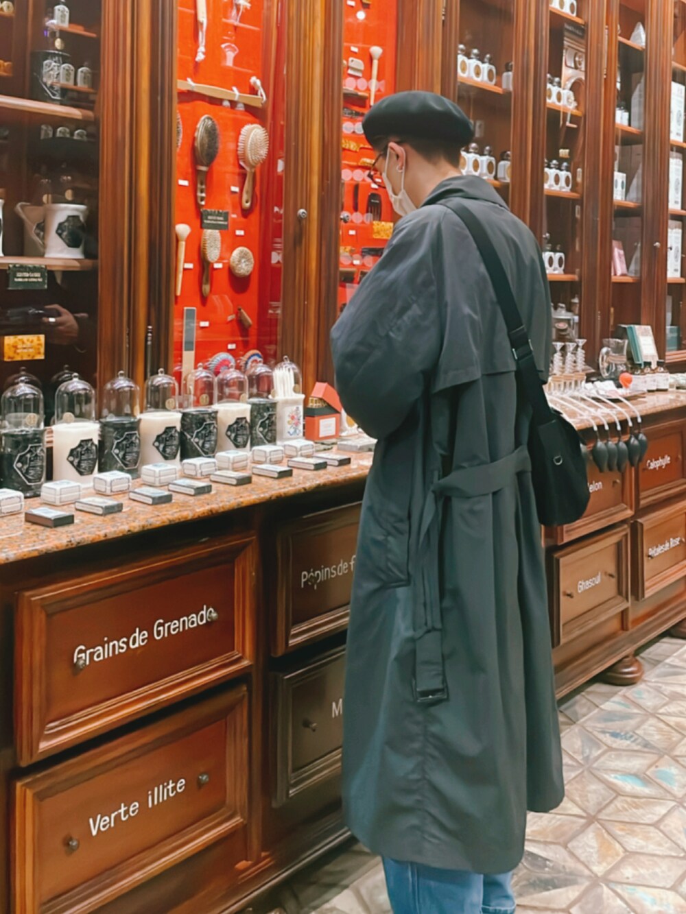 ブルー系のデニムパンツ、グレー系のピーコート、ホワイト系のニット/セーターを着用したメンズの春コーディネートの2枚目の写真