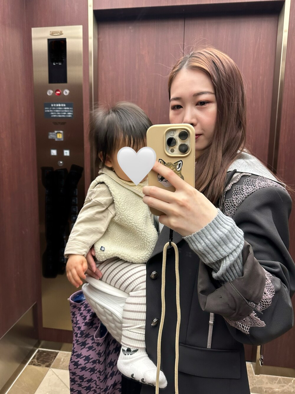 ブラウン系のその他アウター、グレー系のパーカー、ブラック系のスウェットパンツを着用したレディースの春コーディネートの2枚目の写真