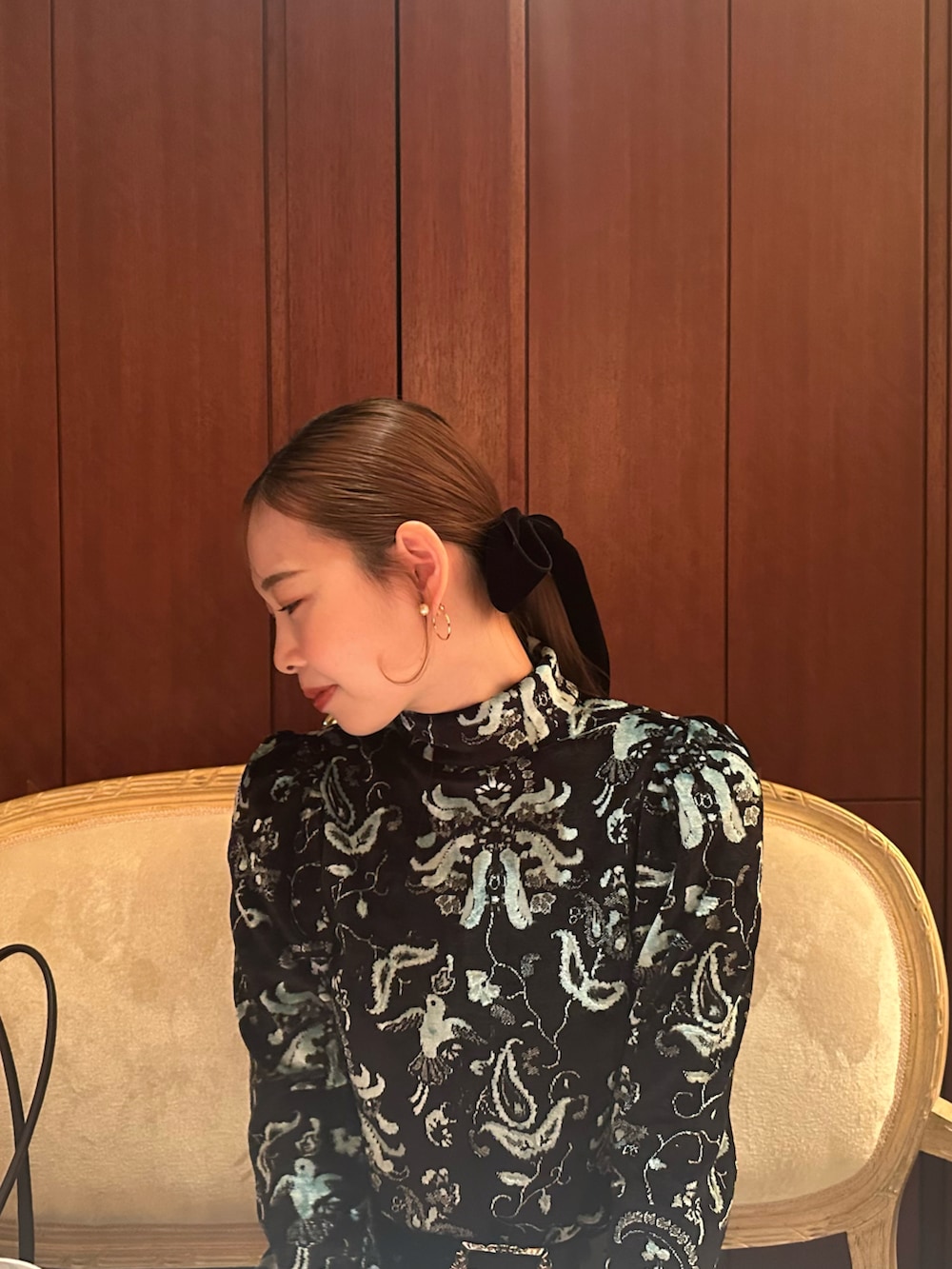 ピンク系のジャケット/アウター、ブルー系のワンピース、ブラック系のブーツを着用したレディースの冬コーディネートの2枚目の写真