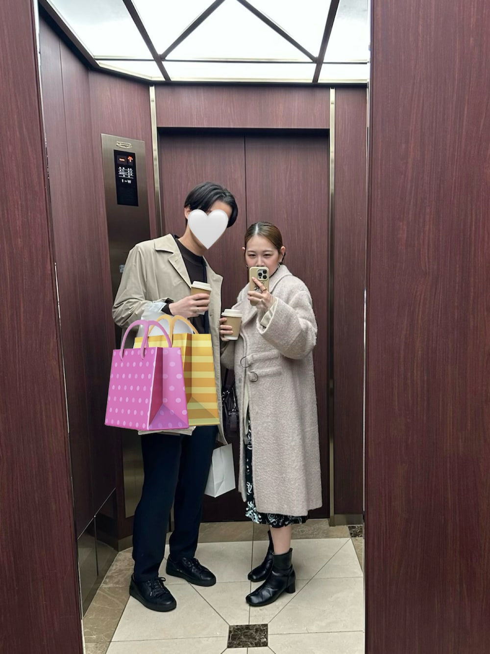 ピンク系のジャケット/アウター、ブルー系のワンピース、ブラック系のブーツを着用したレディースの冬コーディネートの3枚目の写真