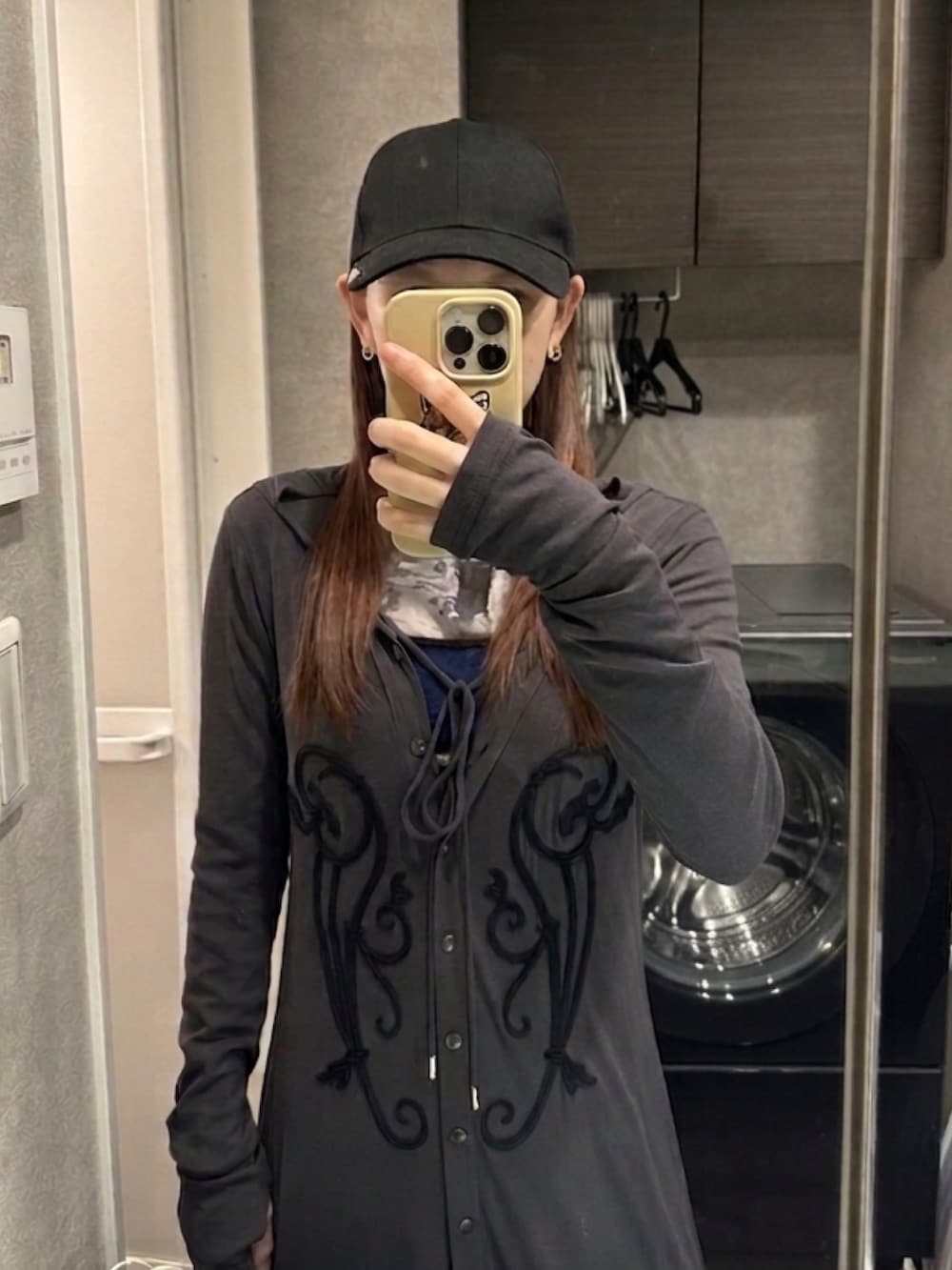 グレー系のワンピース、ブルー系のキャミソール、グリーン系のMA-1を着用したレディースの春コーディネートの2枚目の写真