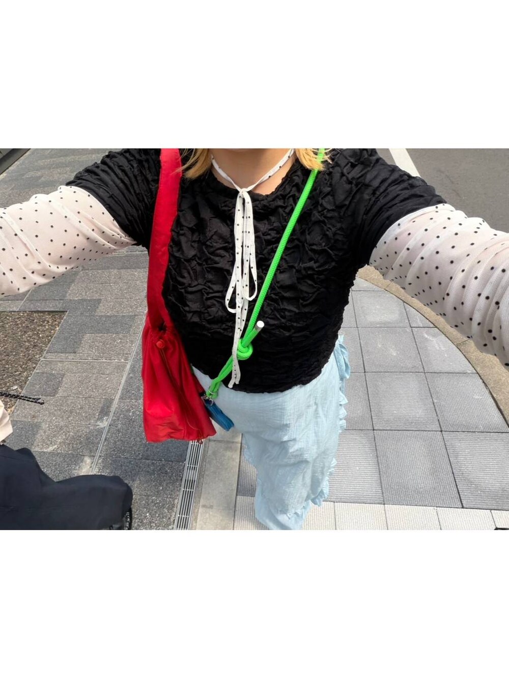 ホワイト系のTシャツ/カットソー、レッド系のショルダーバッグ、ブルー系のその他パンツを着用したレディースの春コーディネートの9枚目の写真