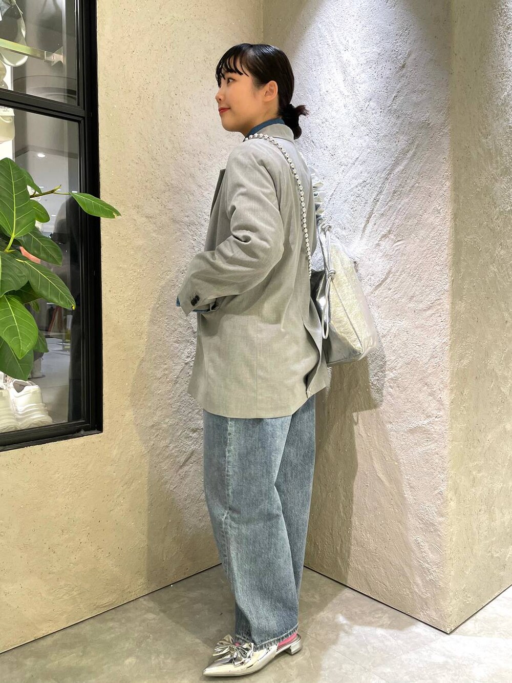 「個性派、着痩せ・細見え、春コーデ、春アウター、ローリーズスタイル_LOWRYS FARM、大人女子カジュアル_LOWRYS FARM、ジャケット、デニムパンツ、デニムジャケット、フラットシューズ、パンプス、ヴィンテージ、カジュアル、冬コーデ、着痩せ」｜「LOWRYS FARMのシャーリング2WAYBAG 100159（トートバッグ、グレー系）」を使った、kureha さん（レディース・158cm）の春コーディネートの4枚目の写真