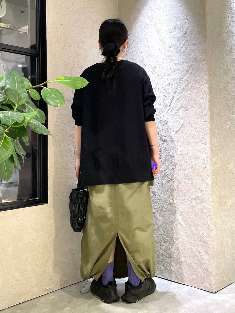 ブラック系のタンクトップ、ブラック系のカーディガン/ボレロ、ブラック系のショルダーバッグを着用したレディースの夏コーディネートの3枚目の写真