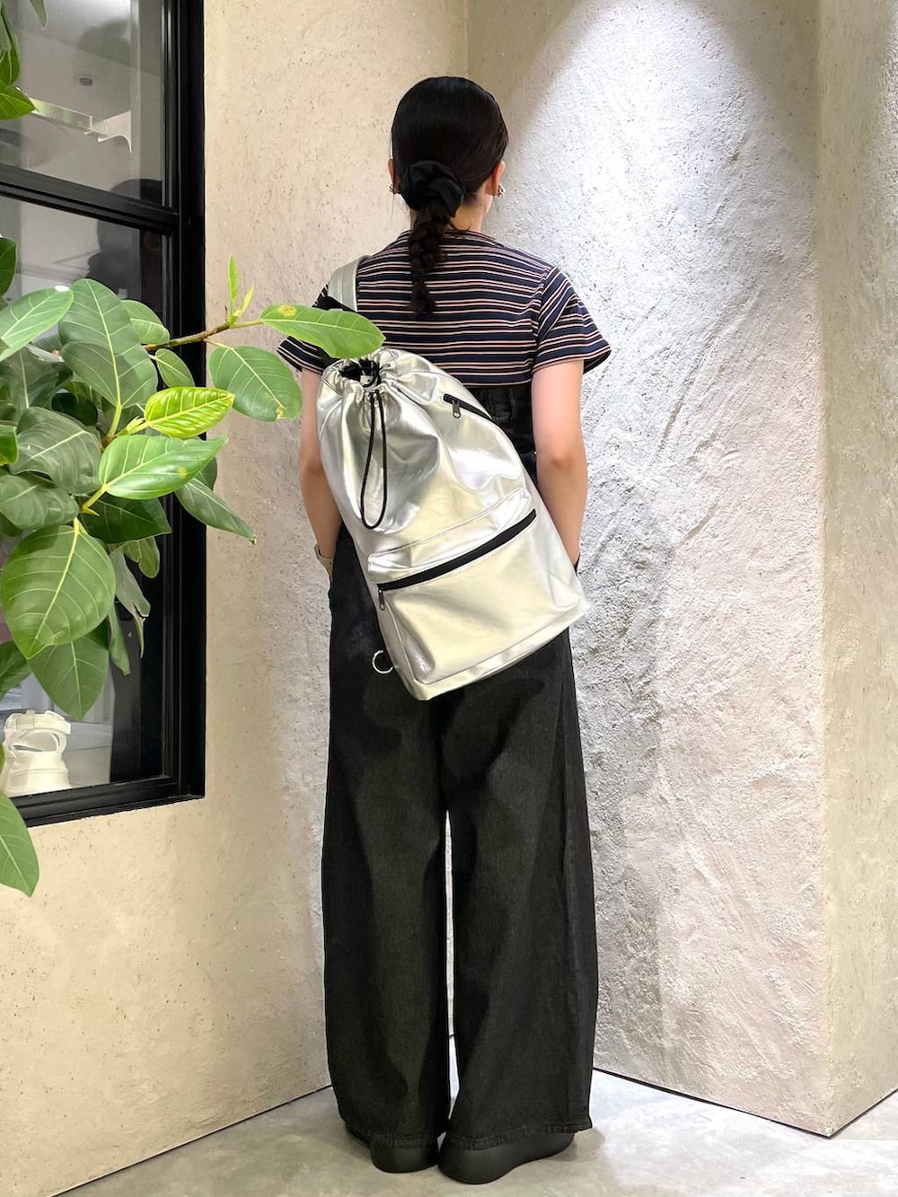 ブラック系のサンダル、ブルー系のTシャツ/カットソー、シルバー系のショルダーバッグを着用したレディースの夏コーディネートの5枚目の写真