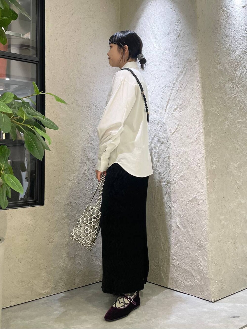 「LOWRYS FARM、着痩せ・細見え、高見え、個性派、ヴィンテージ、カジュアル、秋コーデ、着痩せ、差し色コーデ、ラフ、ミリタリー、シャツ、ブラウス、スカート、モバイルグッズ_Me%」｜「LOWRYS FARMのオックスフリルシャツＬＳ　965498（シャツ/ブラウス、ホワイト系）」を使った、kureha さん（レディース・158cm）の秋コーディネートの2枚目の写真