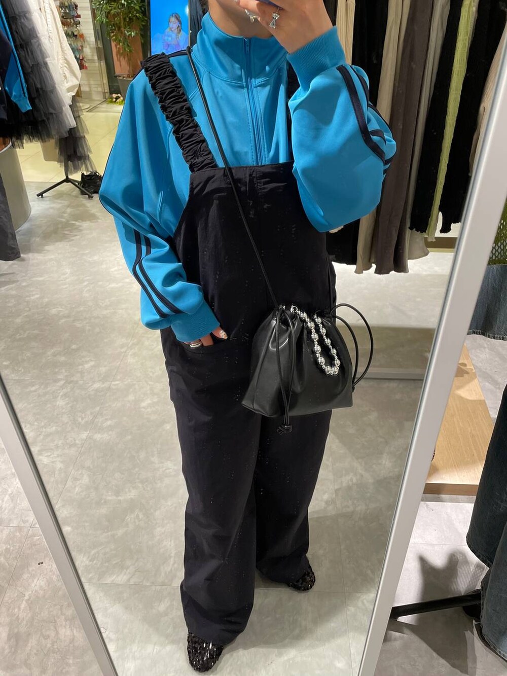 ブラック系のショルダーバッグ、ブルー系のサロペット/オーバーオール、ブルー系のTシャツ/カットソーを着用したレディースの春コーディネートの2枚目の写真