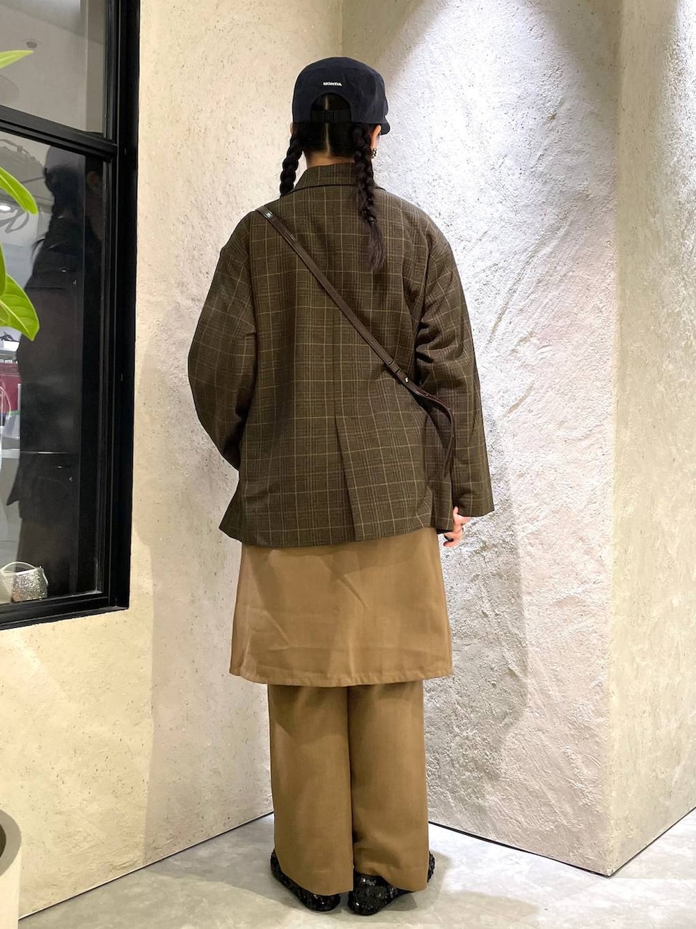 その他のテーラードジャケット、ブラウン系のショルダーバッグ、ブラウン系のその他パンツを着用したレディースの秋コーディネートの4枚目の写真