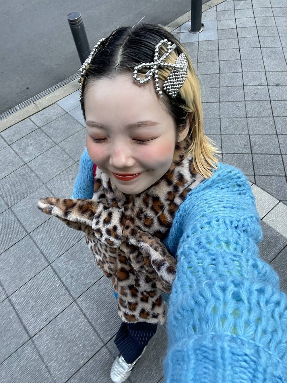 ブラウン系のマフラー、グレー系のヘアピン、シルバー系のリングを着用したレディースの冬コーディネートの4枚目の写真