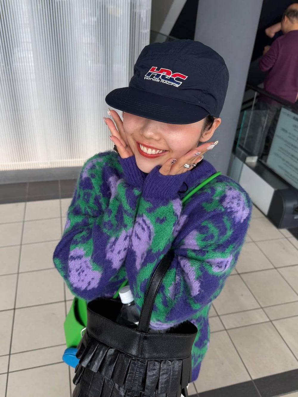 ホワイト系のスカート、ブラック系のハンドバッグ、ブラック系のネックレスを着用したレディースの冬コーディネートの2枚目の写真