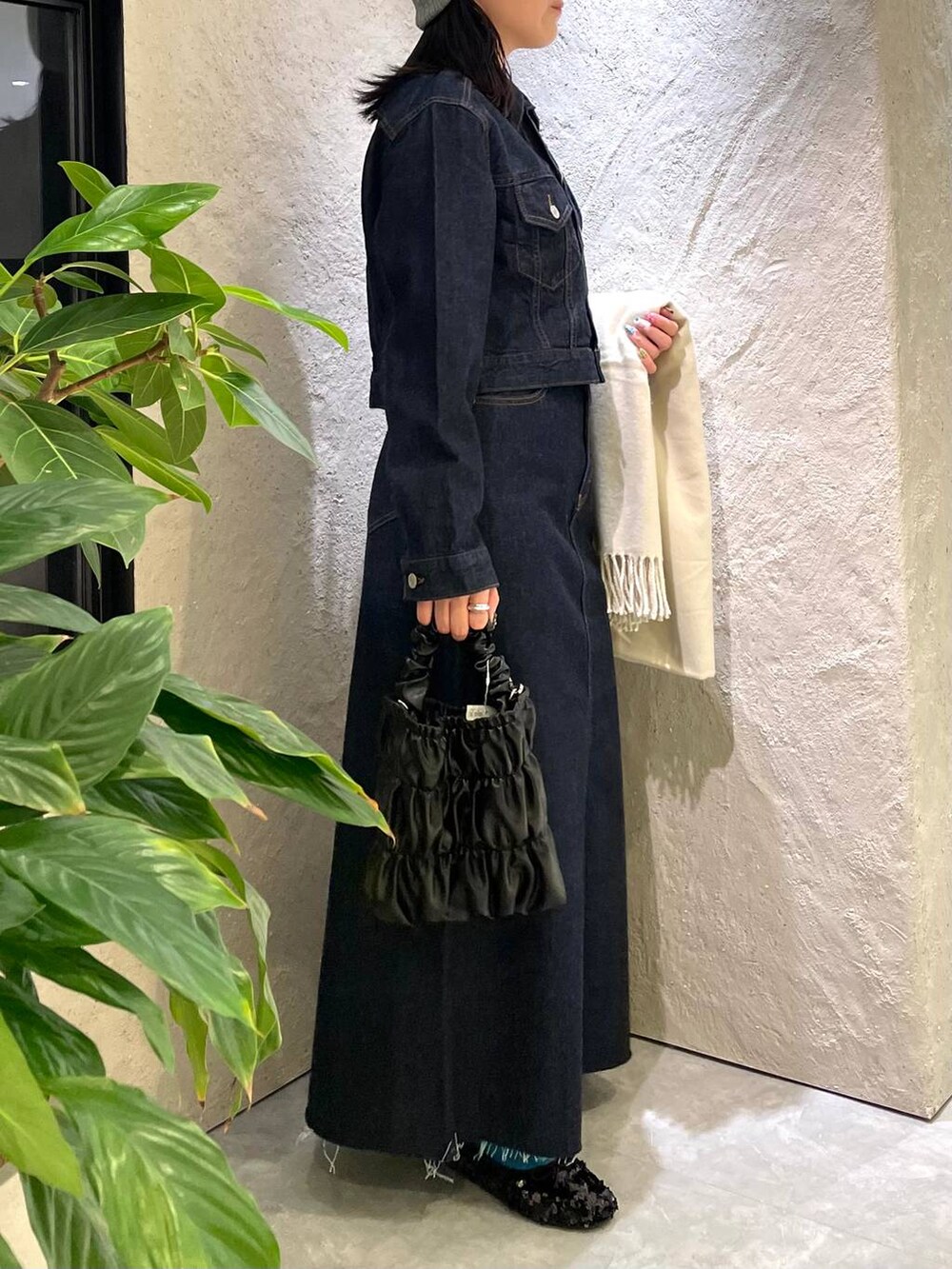 ブルー系のその他アウター、ブルー系のスカート、ブラック系のバレエシューズを着用したレディースの冬コーディネートの5枚目の写真