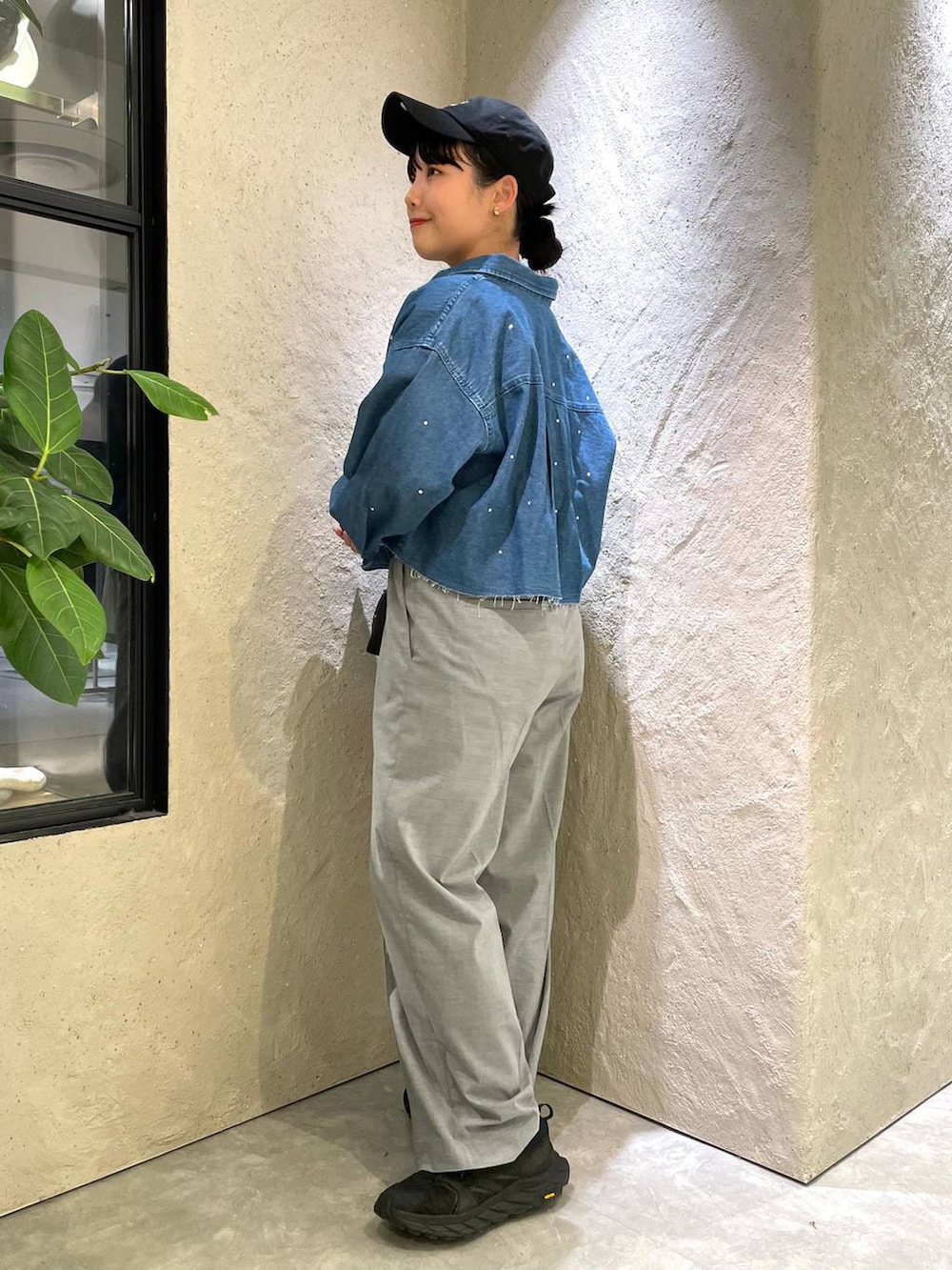 ブラック系のハンドバッグ、ブラック系のTシャツ/カットソー、ブルー系のシャツ/ブラウスを着用したレディースの春コーディネートの3枚目の写真