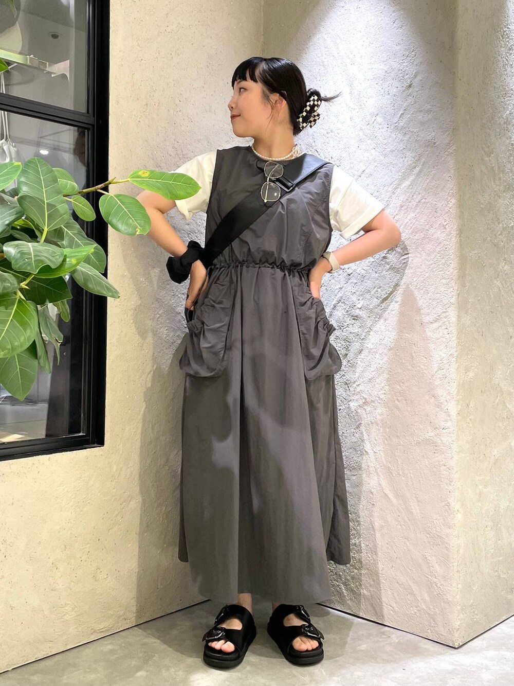 「LOWRYS FARM、着痩せ・細見え、Tシャツ、ワンピース、楽ちんコーデ、ローリーズスタイル_LOWRYS FARM、大人女子カジュアル_LOWRYS FARM、大人カジュアル、夏コーデ、スタッフヘア、サンダル、個性派、ヴィンテージ、カジュアル、春コーデ」|「LOWRYS FARMのポケツキドロストワンピースノースリーブ 113601(ワンピース、グレー系)」を使った、kureha さん(レディース・158cm)の夏コーディネートの2枚目の写真