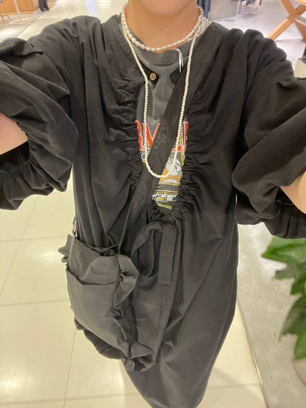 ブラック系のサンダル、ブラック系のワンピース、ブラック系のショルダーバッグを着用したレディースの夏コーディネートの9枚目の写真