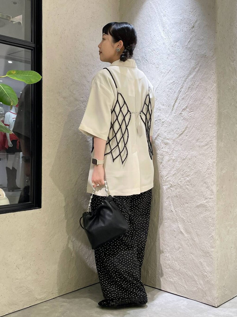 「個性派、ヴィンテージ、カジュアル、春コーデ、着痩せ、差し色コーデ、高見え、ラフ、ミリタリー、LOWRYS FARM、着痩せ・細見え、ジャケット、Tシャツ、ワイドパンツ、パンツ」|「LOWRYS FARMのLFロゴシシュウソックス 103897(ソックス/靴下、グリーン系)」を使った、kureha さん(レディース・158cm)の夏コーディネートの4枚目の写真