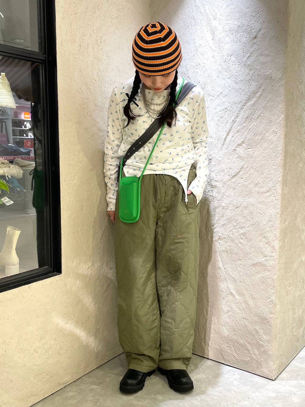 グリーン系のその他パンツ、ブラック系のキャミソール、ブラック系のブーツを着用したレディースの冬コーディネートの2枚目の写真