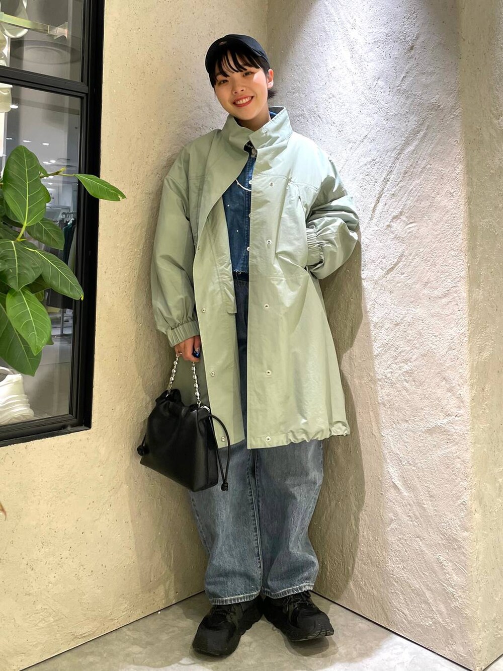 ブラック系のショルダーバッグ、ブルー系のデニムパンツ、ブルー系のシャツ/ブラウスを着用したレディースの春コーディネートの3枚目の写真