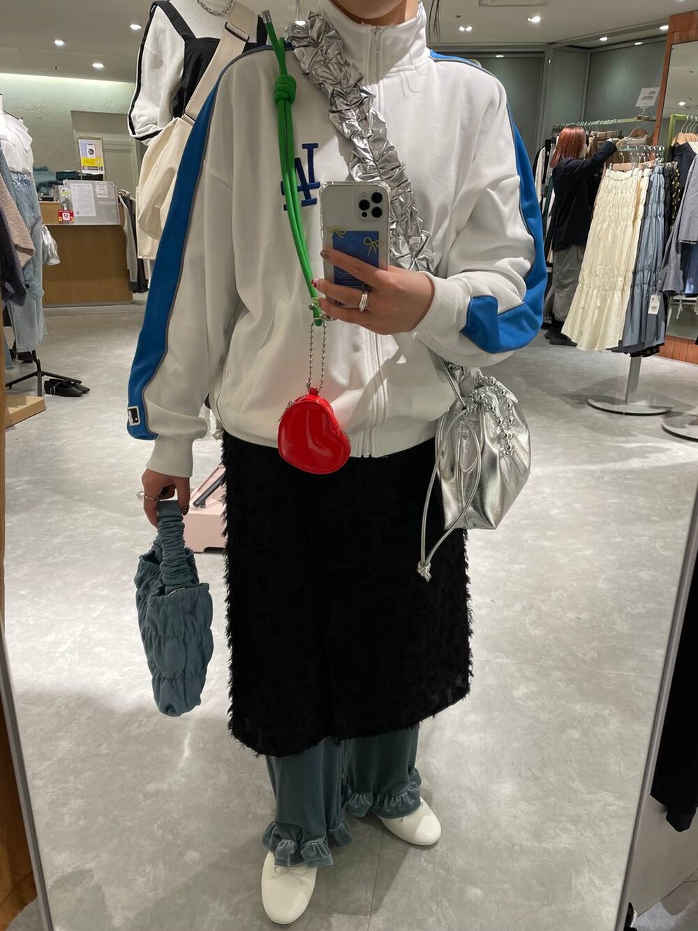 ブラック系のワンピース、ブルー系のその他パンツ、シルバー系のショルダーバッグを着用したレディースの冬コーディネートの6枚目の写真