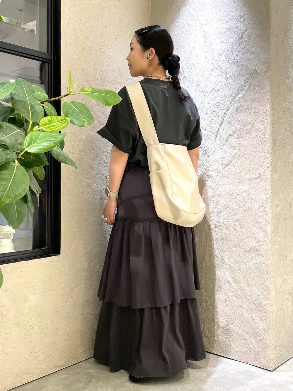 グレー系のTシャツ/カットソー、ホワイト系のボディバッグ/ウエストポーチ、シルバー系のサンダルを着用したレディースの夏コーディネートの2枚目の写真