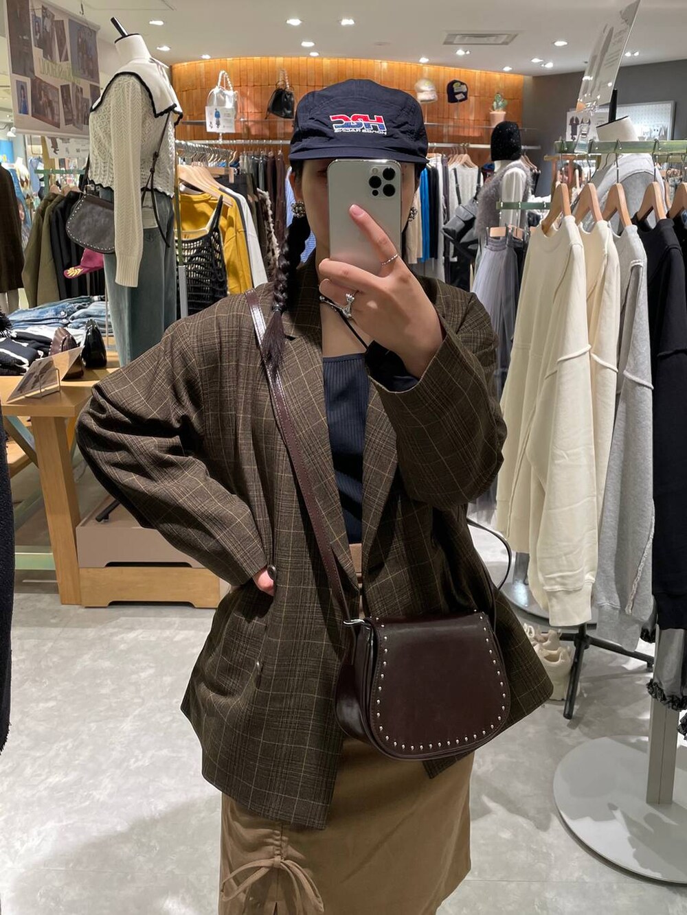 その他のテーラードジャケット、ブラウン系のショルダーバッグ、ブラウン系のその他パンツを着用したレディースの秋コーディネートの7枚目の写真