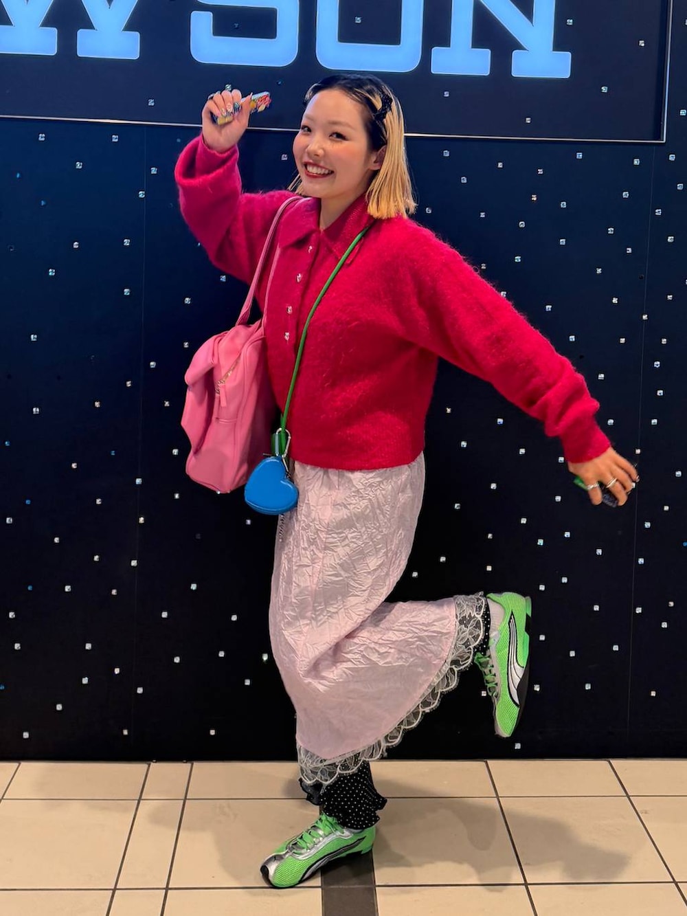 ピンク系のボストンバッグを着用したレディースの冬コーディネートの4枚目の写真