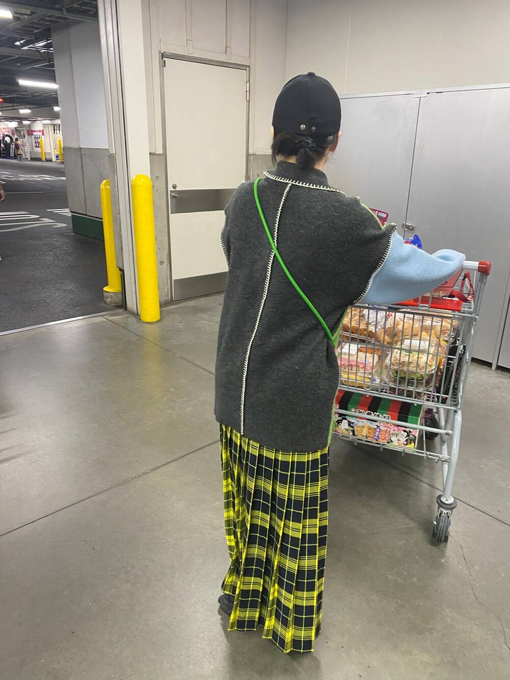 イエロー系のスカート、その他のカーディガン/ボレロ、グレー系のヘアゴムを着用したレディースの冬コーディネートの3枚目の写真