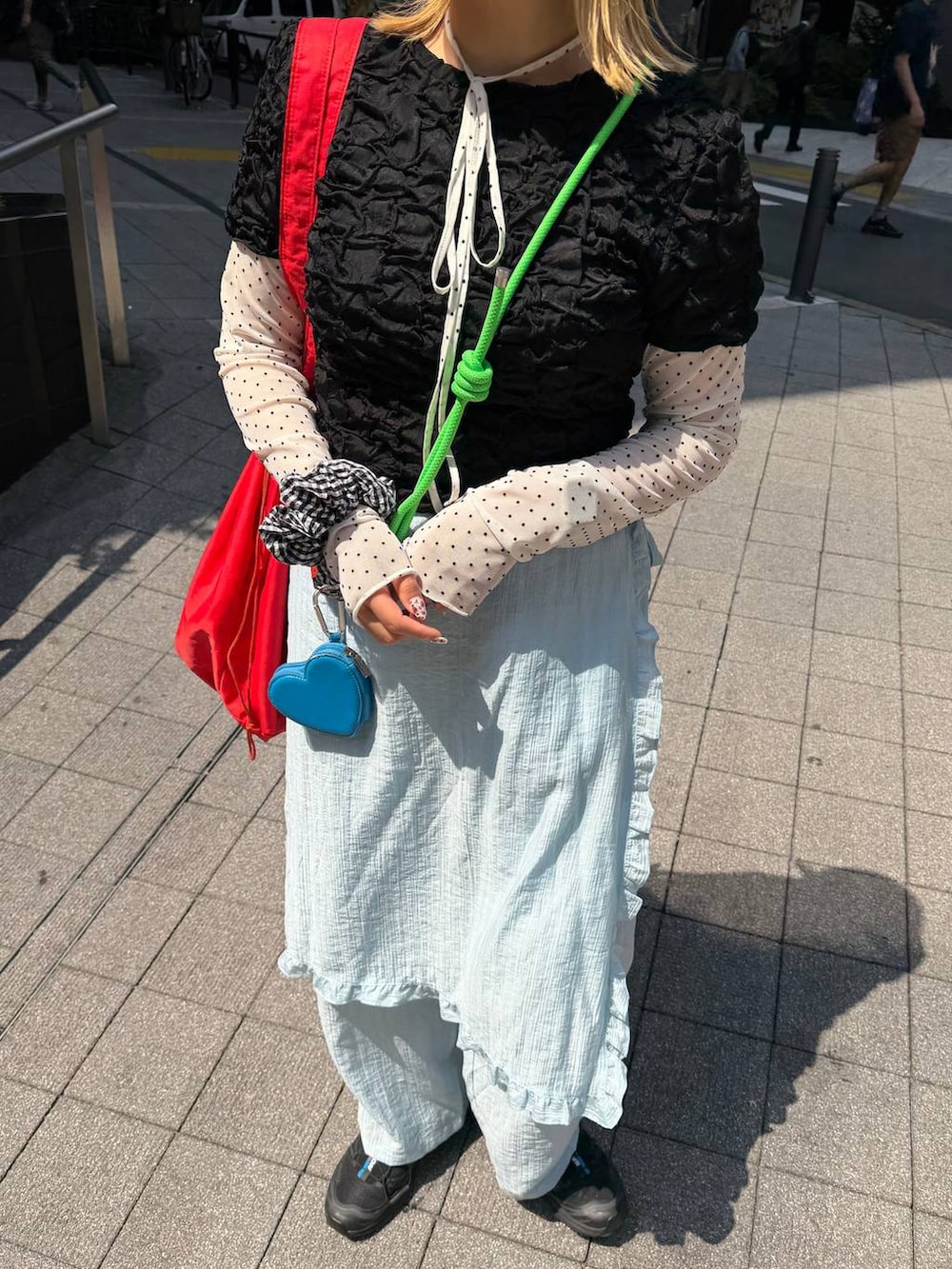 ホワイト系のTシャツ/カットソー、レッド系のショルダーバッグ、ブルー系のその他パンツを着用したレディースの春コーディネートの8枚目の写真
