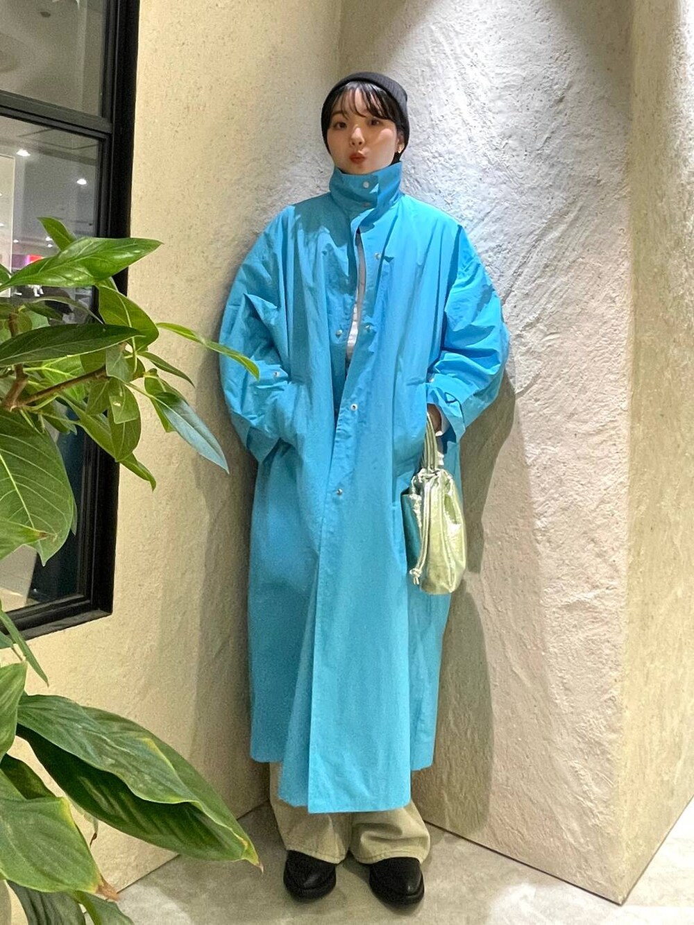 ホワイト系のシャツ/ブラウス、ブラック系のブーツ、その他のデニムパンツを着用したレディースの冬コーディネートの4枚目の写真